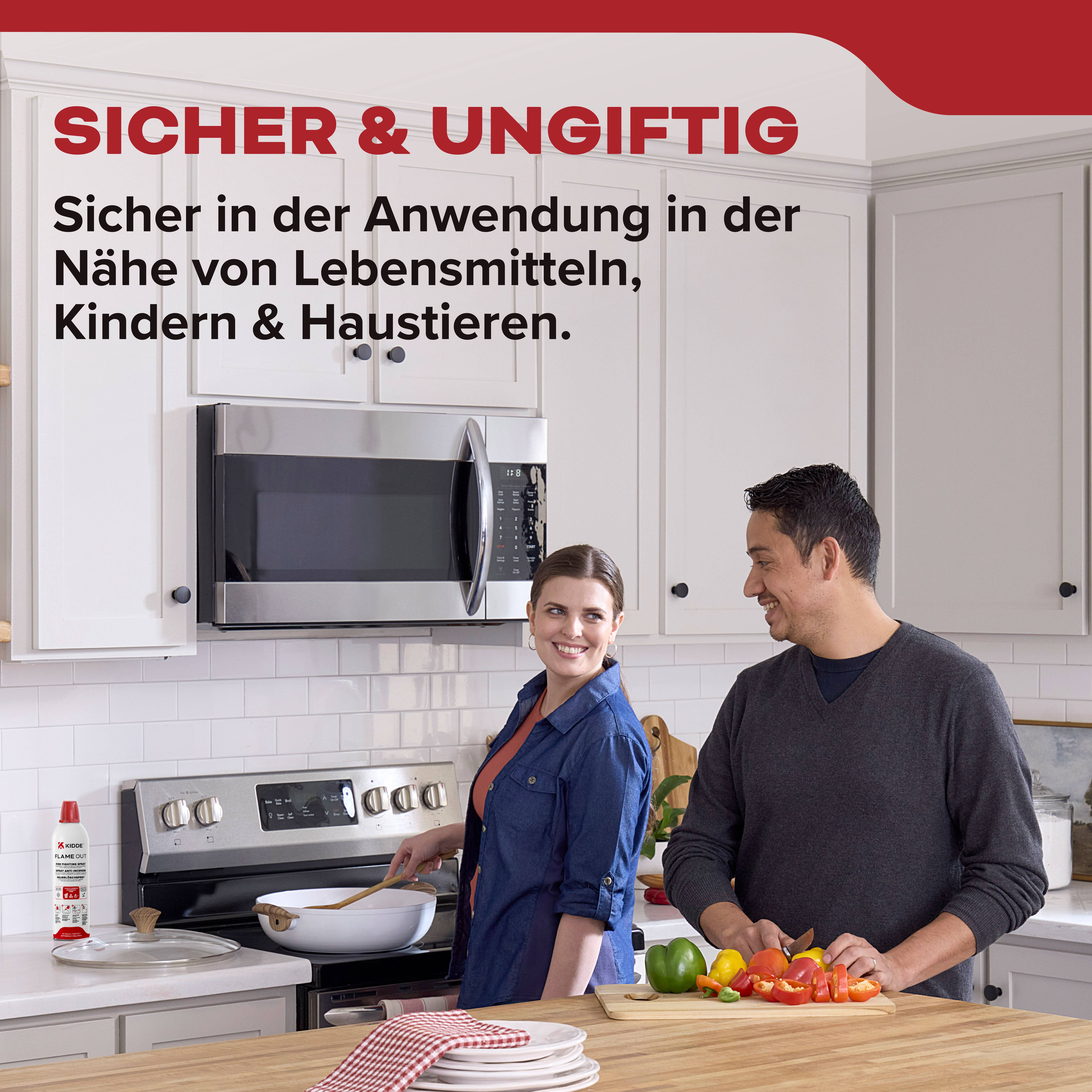 Ein Mann und eine Frau kochen in einer Küche mit einer Beschriftung, die "Sicher & Ungiftig" lautet und auf sichere und ungiftige Küchenprodukte hinweist.