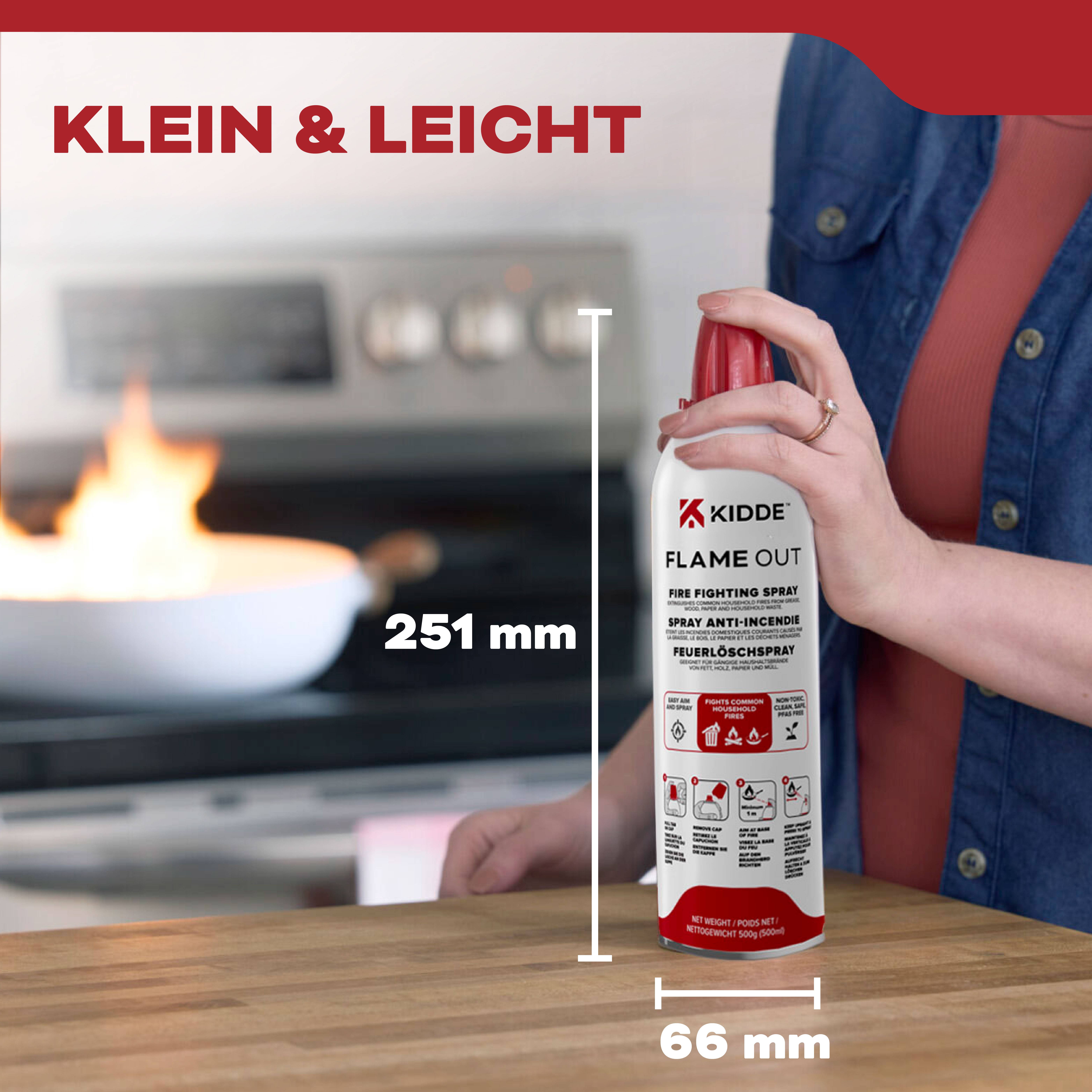 Eine Person hält eine Feuerlöschspray des Typs 'Kidde Flame Out', wobei die Abmessungen 251 mm Höhe und 66 mm Breite neben einem Küchenherd gezeigt werden.