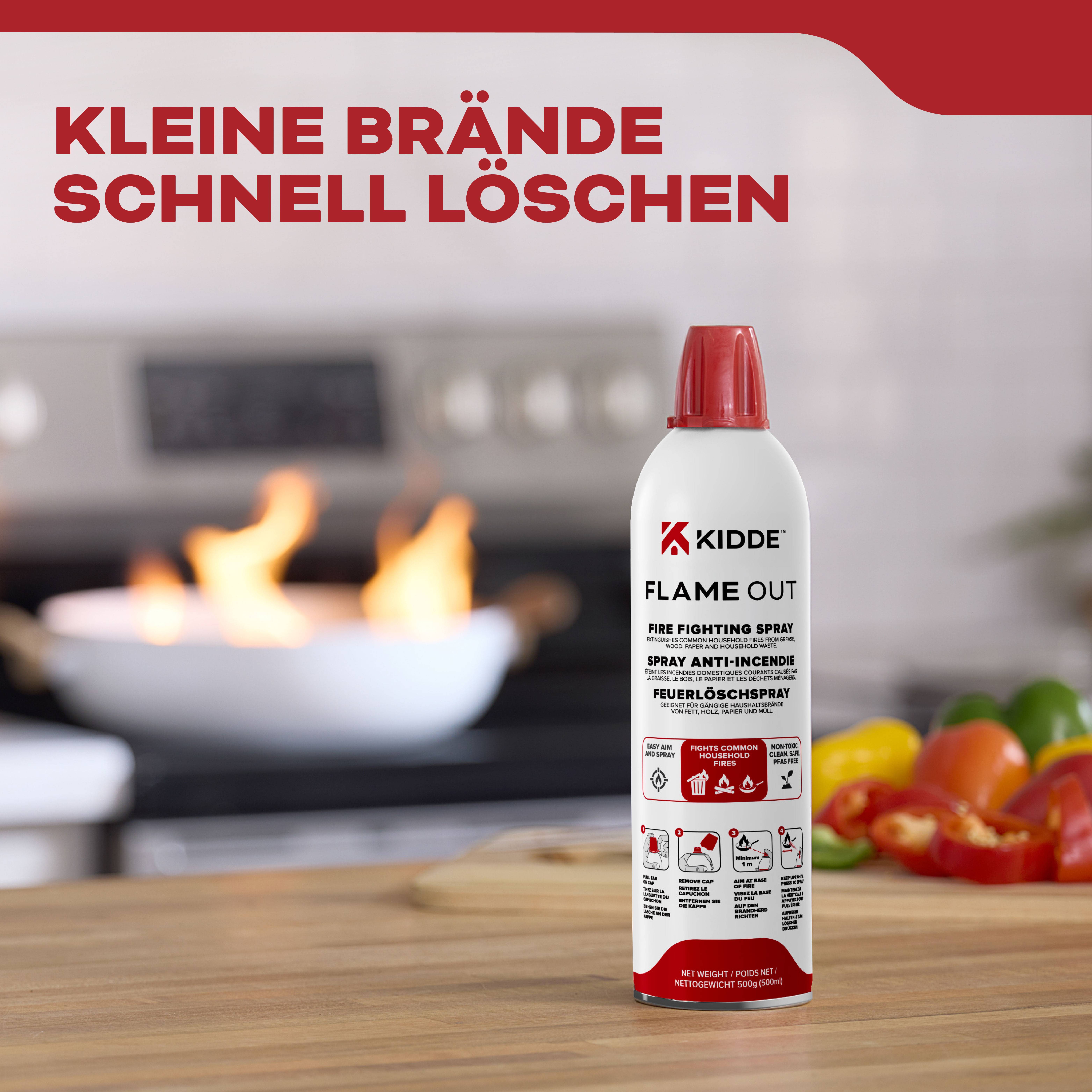 Ein Spray von Kidde Flame Out zur Brandbekämpfung auf einer Küchenablage, mit einem Herdenbrand im Hintergrund. Text liest sich: 'Kleine Brände schnell löschen'.