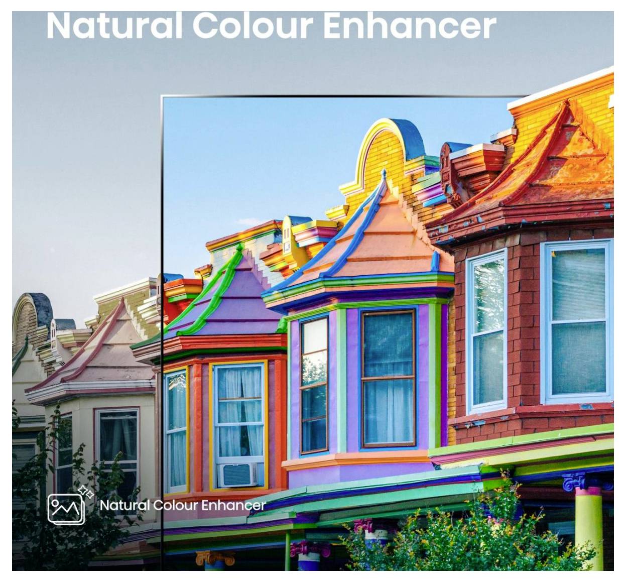 „Naturfarbverstärker" Vergleichsbild, das auf der rechten Seite lebendige, farbenfrohe Häuser und auf der linken Seite eine weniger gesättigte Version zeigt.