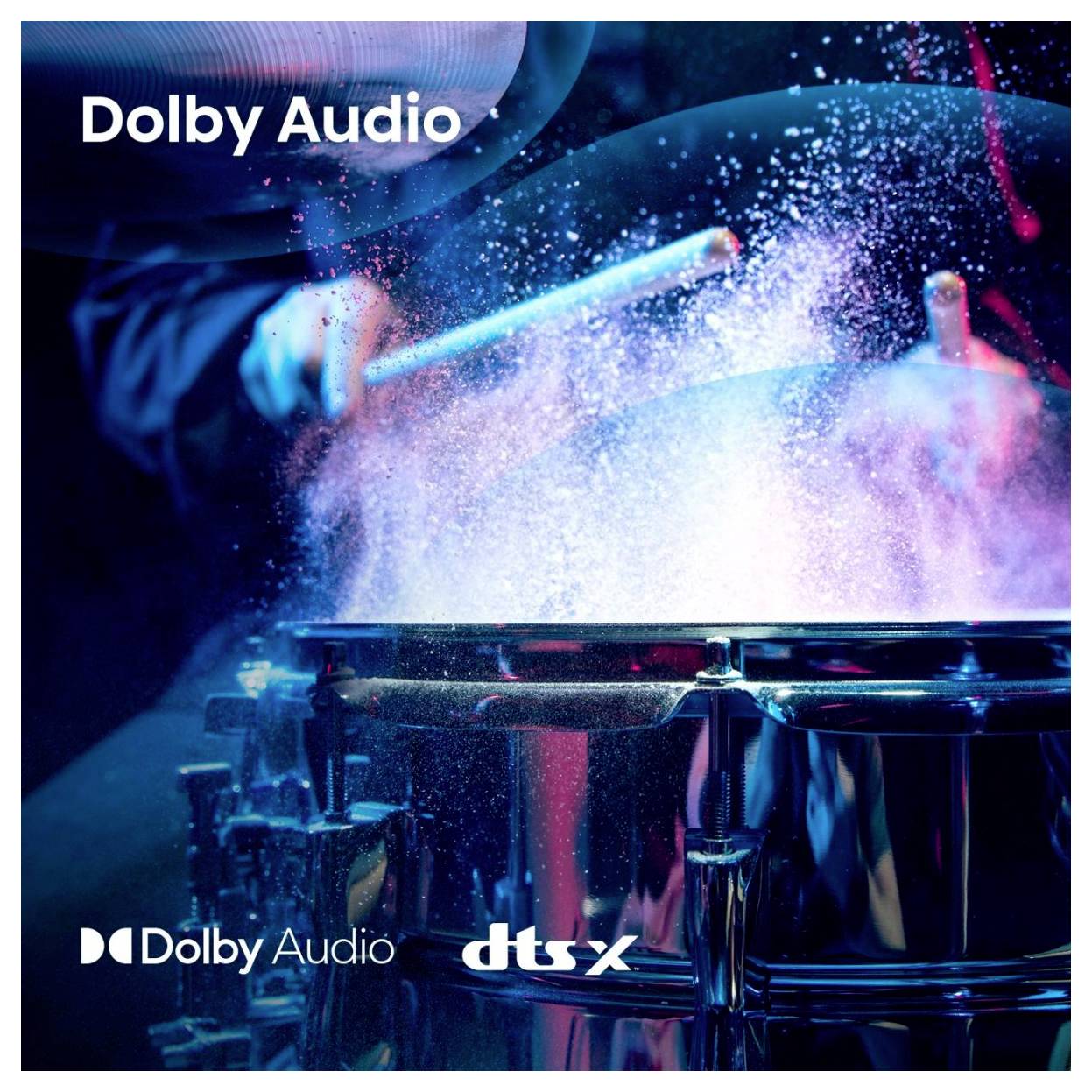 Ein Schlagzeuger spielt energisch, umgeben von bunten Licht- und Schallwellen. Logos für ‚Dolby Audio' und ‚DTS:X' sind sichtbar.