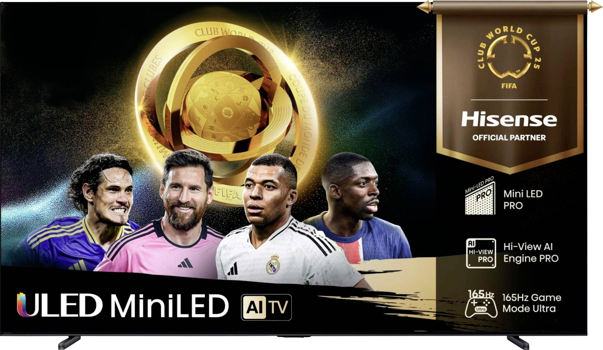 FIFA Weltmeisterschaft-Themen-TV-Werbespot mit vier Fußballspielern, einer goldenen Trophäengrafik und Branding für den Hisense ULED Mini LED KI-Fernseher.