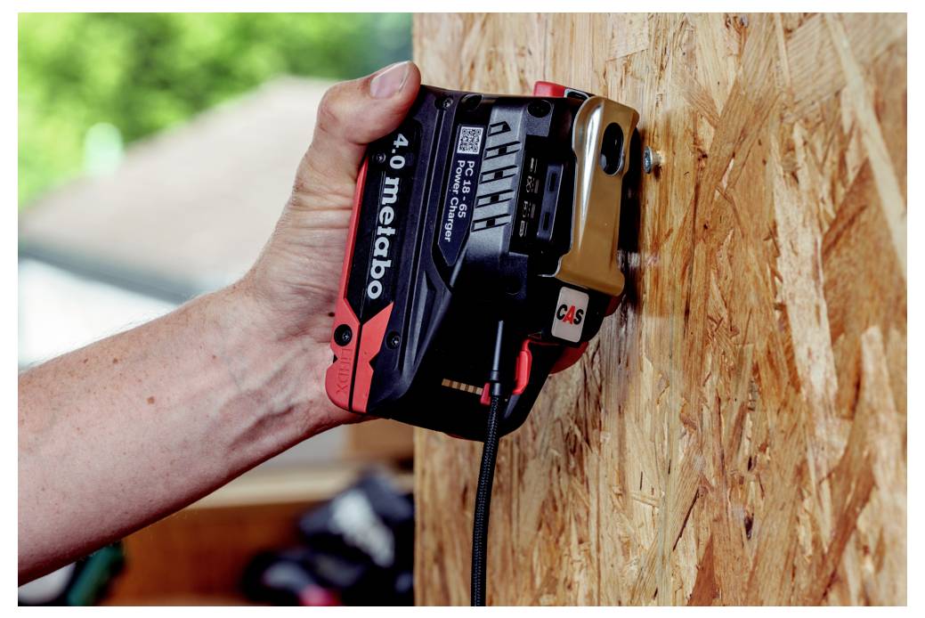 Eine Person verwendet ein kompaktes Metabo-Elektrowerkzeug, um eine Holzoberfläche zu schleifen und demonstriert dabei dessen Benutzerfreundlichkeit und Effizienz für Holzbearbeitungsaufgaben.