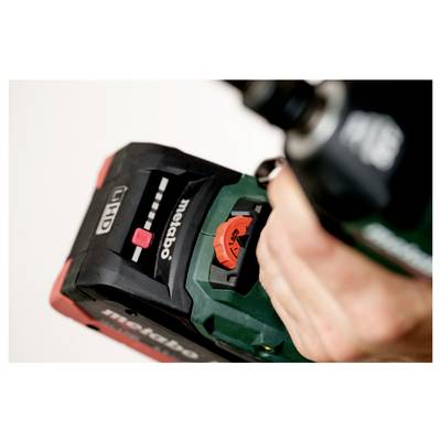 Eine Nahaufnahme einer Hand, die ein Elektrowerkzeug mit herausnehmbarem Akku hält. Der Akku zeigt Ladeanzeigen und die Metabo-Markenbezeichnung.