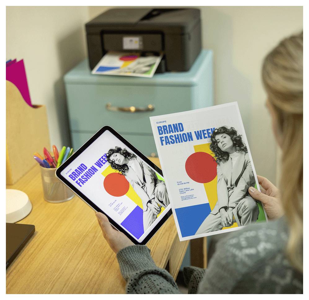 Eine Person hält ein Tablet und eine gedruckte Zeitschrift mit dem Titel „Brand Fashion Week", die ein schwarzweißes Porträt und farbige Formen zeigt.