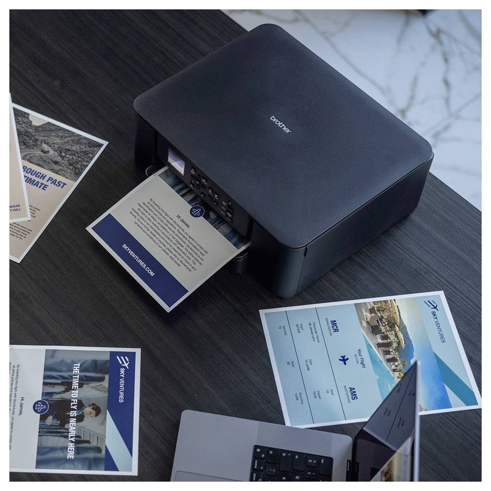 Ein schwarzer Drucker druckt aktiv ein Blatt mit dem Titel "Zukünftige Wachstumschancen". In der Nähe befinden sich Broschüren und ein Laptop.