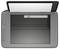 Ein Flachbrettscanner mit offener Abdeckung, der die Scannerglasplatte und ein eingelegtes Dokument zum Scannen zeigt.