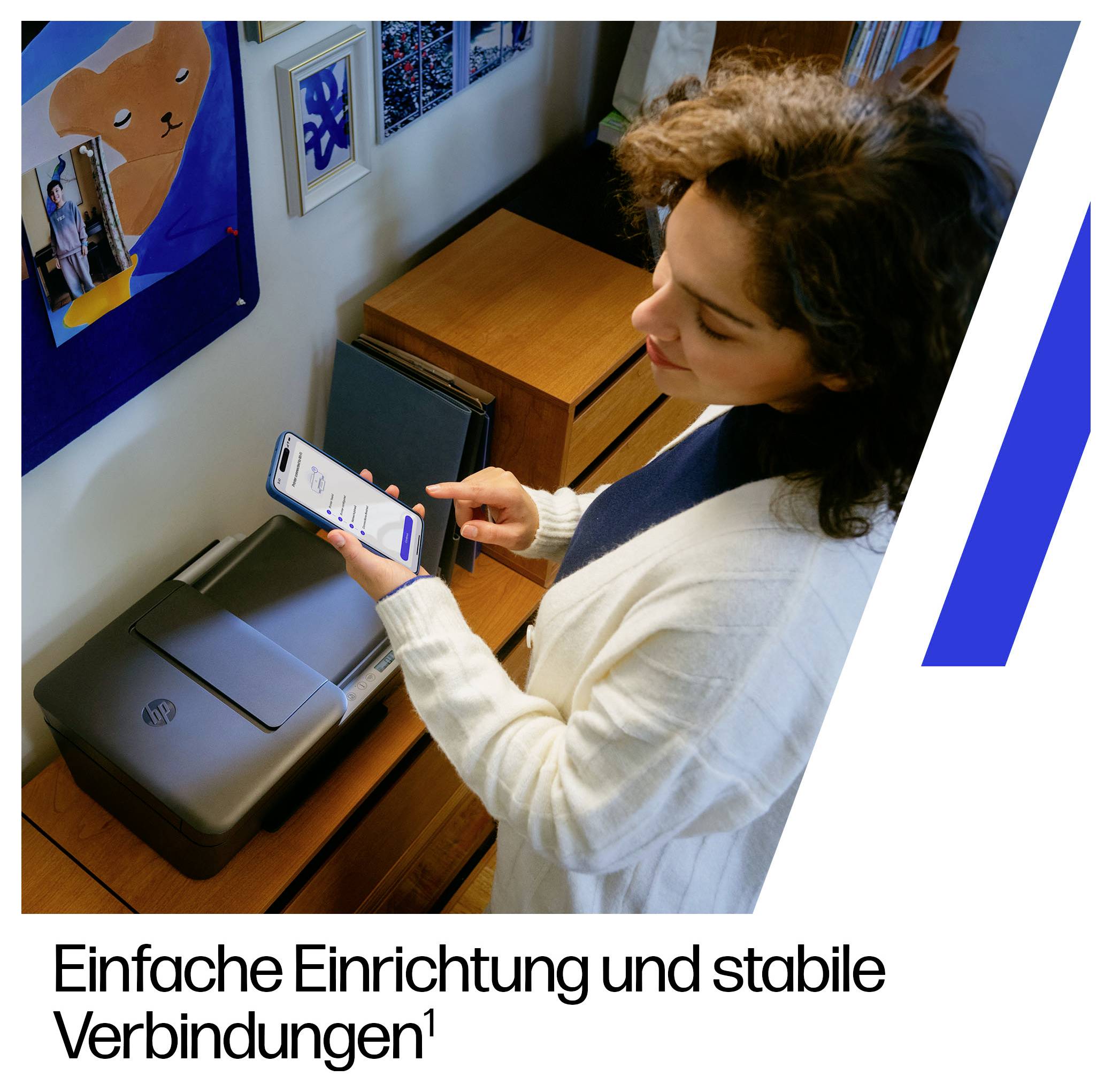 Frau nutzt ein Smartphone, um einen Drucker neben ihrem Schreibtisch einzurichten; die Beschriftung lautet „Einfache Einrichtung und stabile Verbindungen".