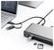 Eine Dockingstation, die mit einem Laptop verbunden ist, ermöglicht Verbindungen mit mehreren Geräten und zeigt USB- und SD-Kartensteckplätze mit angeschlossenen Geräten.