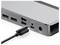 Eine Dockingstation mit mehreren Anschlüssen, einschließlich DisplayPorts, USB-Ports und einem Stromversorgungsanschluss, dargestellt mit einem USB-C-Kabel, das eingesteckt ist.