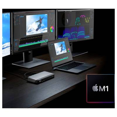 Eine digitale Arbeitsplatzeinrichtung mit einem Laptop und zwei Monitoren, auf denen Videobearbeitungssoftware gezeigt wird. Ein 'Apple M1' Logo ist in der Ecke sichtbar.