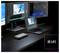Eine digitale Arbeitsplatzeinrichtung mit einem Laptop und zwei Monitoren, auf denen Videobearbeitungssoftware gezeigt wird. Ein 'Apple M1' Logo ist in der Ecke sichtbar.