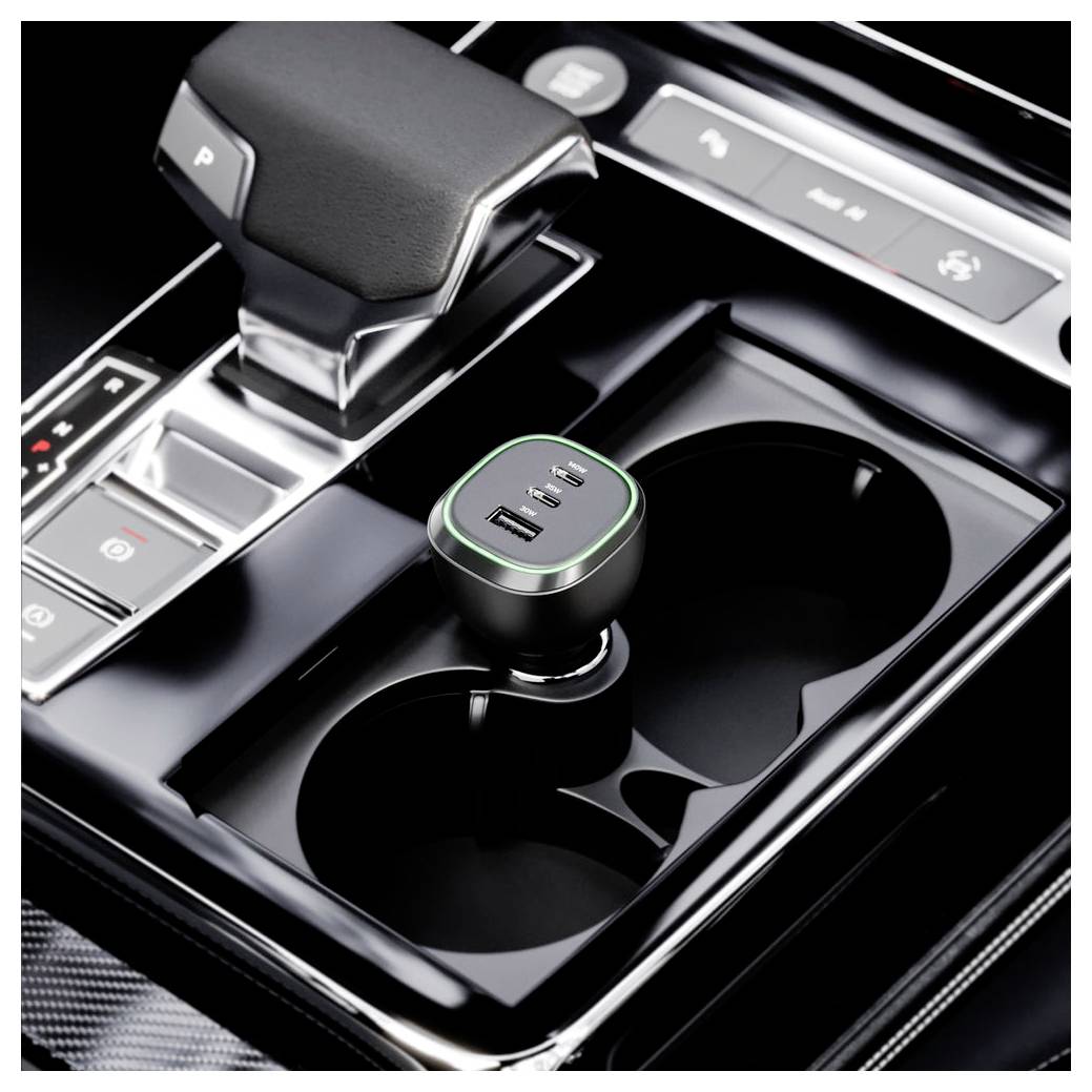 Ein Armaturenbrett eines Autos zeigt einen Schalthebel und einen Becherhalter mit einem Dual-USB-Autoladegerät, das durch seinen grünen Ringlichtkranz hervorgehoben wird.
