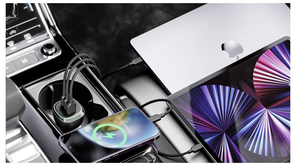 Ein Autoinnenraum mit einer Ladestation. Mehrere Geräte, darunter ein Smartphone und ein Tablet, sind über USB-Kabel mit dem Ladegerät verbunden.