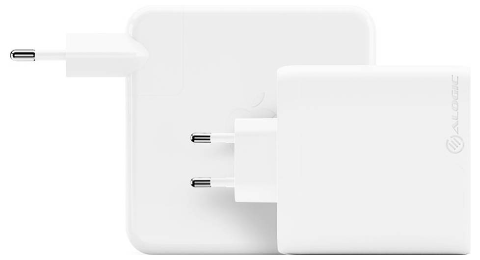 Zwei weiße Wandladegeräte mit europäischen Steckdosensteckern. Eines hat ein Markenlogo an der Seite, und sie sind so positioniert, dass Vorder- und Seitenansichten zu sehen sind.