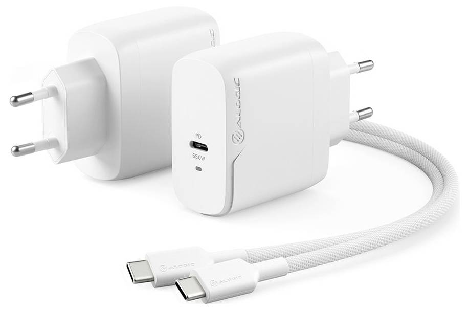 Zwei weiße USB-C-Schnellladegeräte mit europäischen Steckern, jeweils mit 65W gekennzeichnet, zusammen mit einem geflochtenen USB-C auf USB-C Kabel.