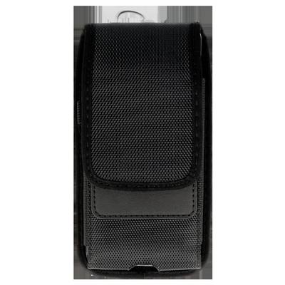 Ein schwarzer Stoff-Handyhalter mit Klappe zum Verschließen, der für das Tragen am Gürtel konzipiert ist.
