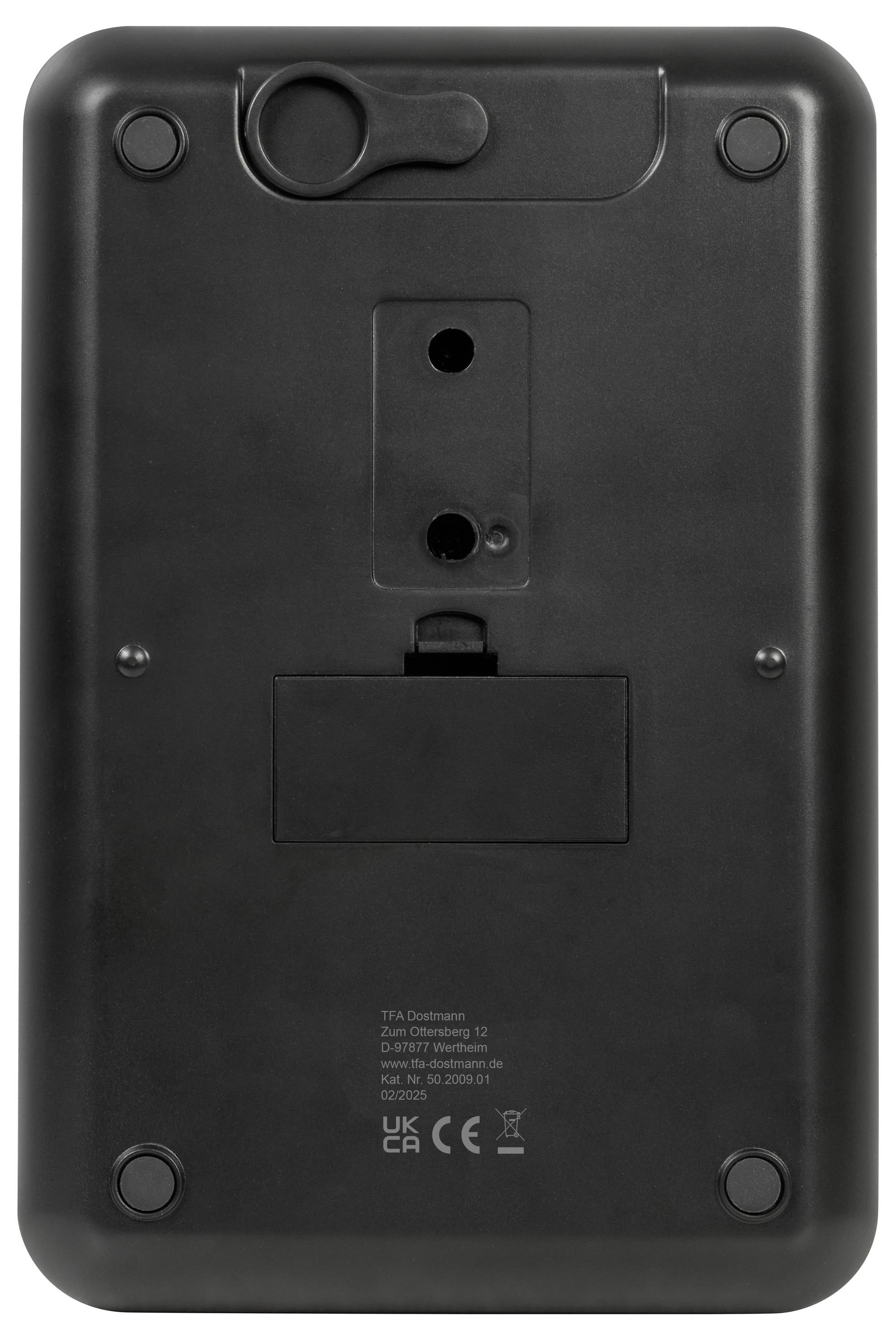 Rückansicht eines schwarzen elektronischen Geräts mit Befestigungsloch und Batteriefach, gekennzeichnet mit Produktzertifizierungslogos.