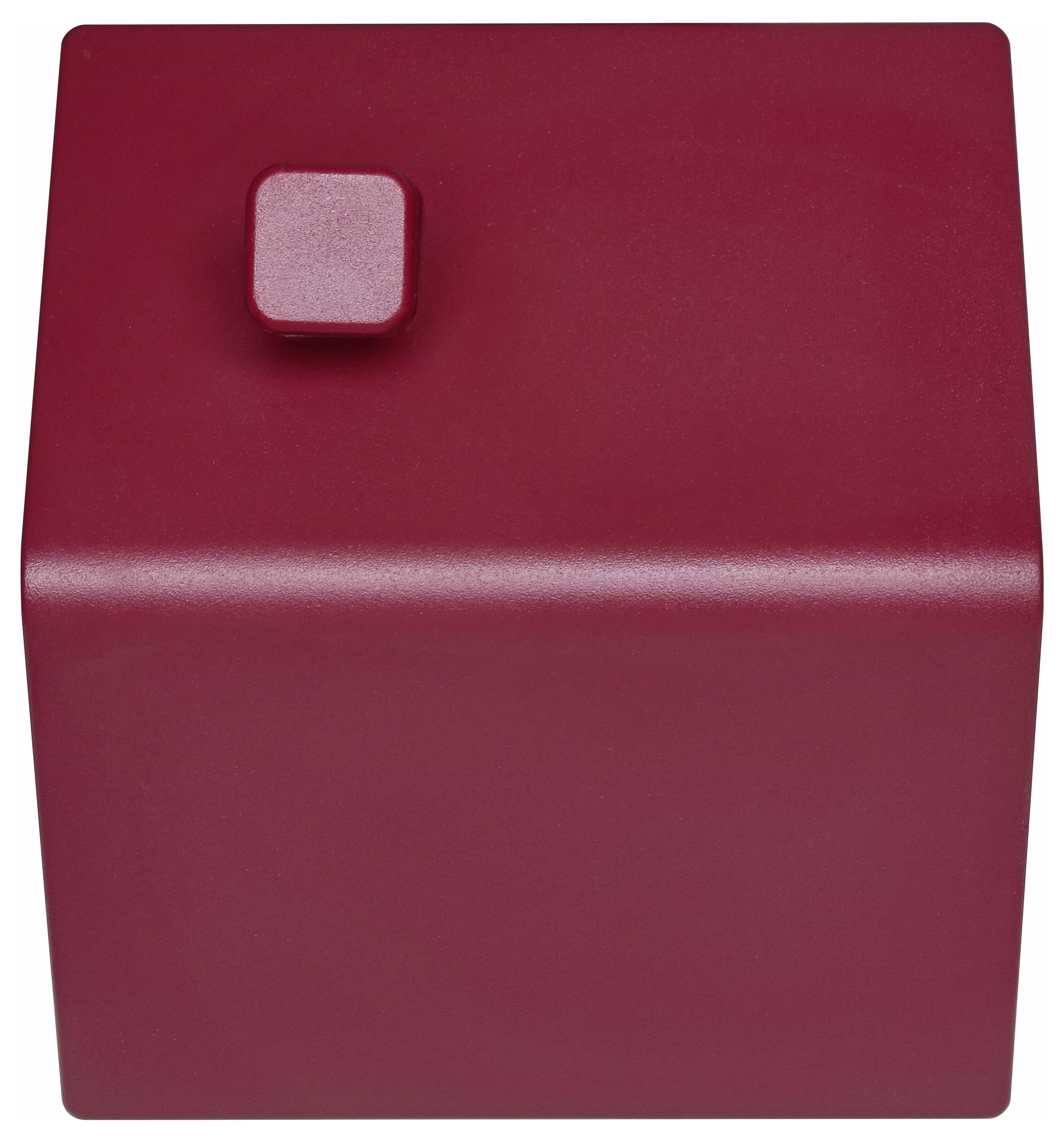 Ein roter Würfel mit einem kleineren erhöhten Quadrat auf einer Seite vor einem weißen Hintergrund, der ein minimalistisches geometrisches Design präsentiert.