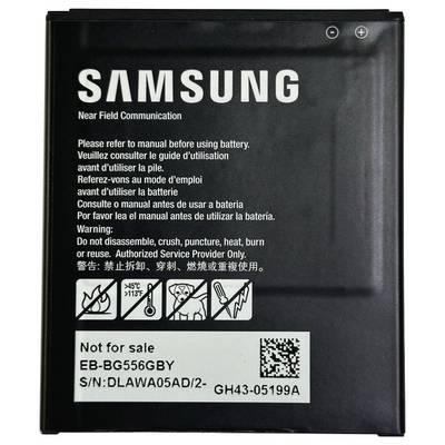 Eine schwarze Samsung-Batterie mit der Aufschrift "Near Field Communication", Gebrauchsanweisungen in mehreren Sprachen, Warnsymbolen und Seriennummern.