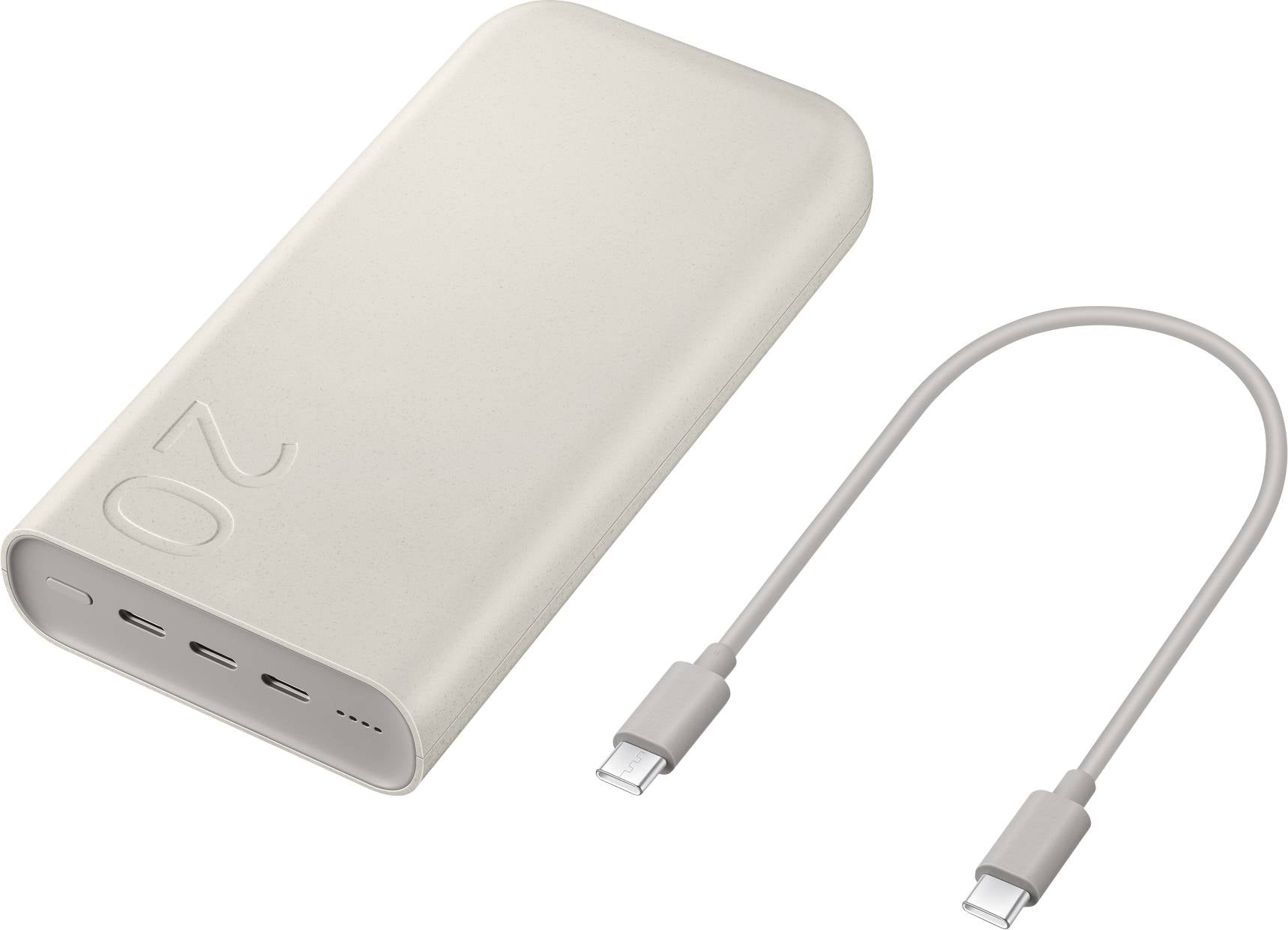 Eine beige tragbare Powerbank mit der Gravur „20" auf der Oberseite, zusammen mit einem kurzen USB-C-Kabel zum Aufladen von Geräten.