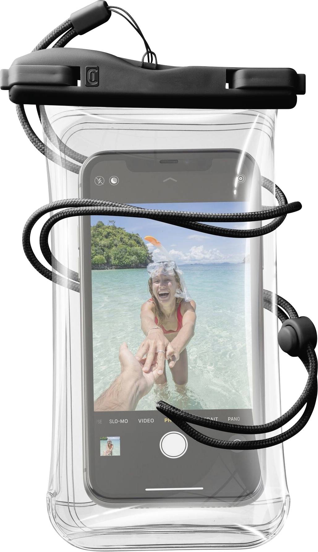 Ein Smartphone in einer wasserdichten Schutzhülle zeigt ein Foto einer lächelnden Person in klarem Ozeanwasser, Schnorchel-Ausrüstung tragend, die eine andere Person an der Hand hält.