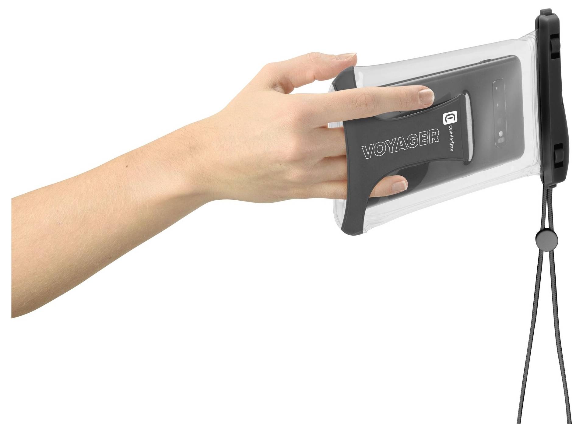 Eine Hand hält ein Smartphone in einer transparenten Hülle mit der Aufschrift „VOYAGER". Die Hülle verfügt über einen schwarzen Griff und eine am unteren Ende befestigte Schlaufe.