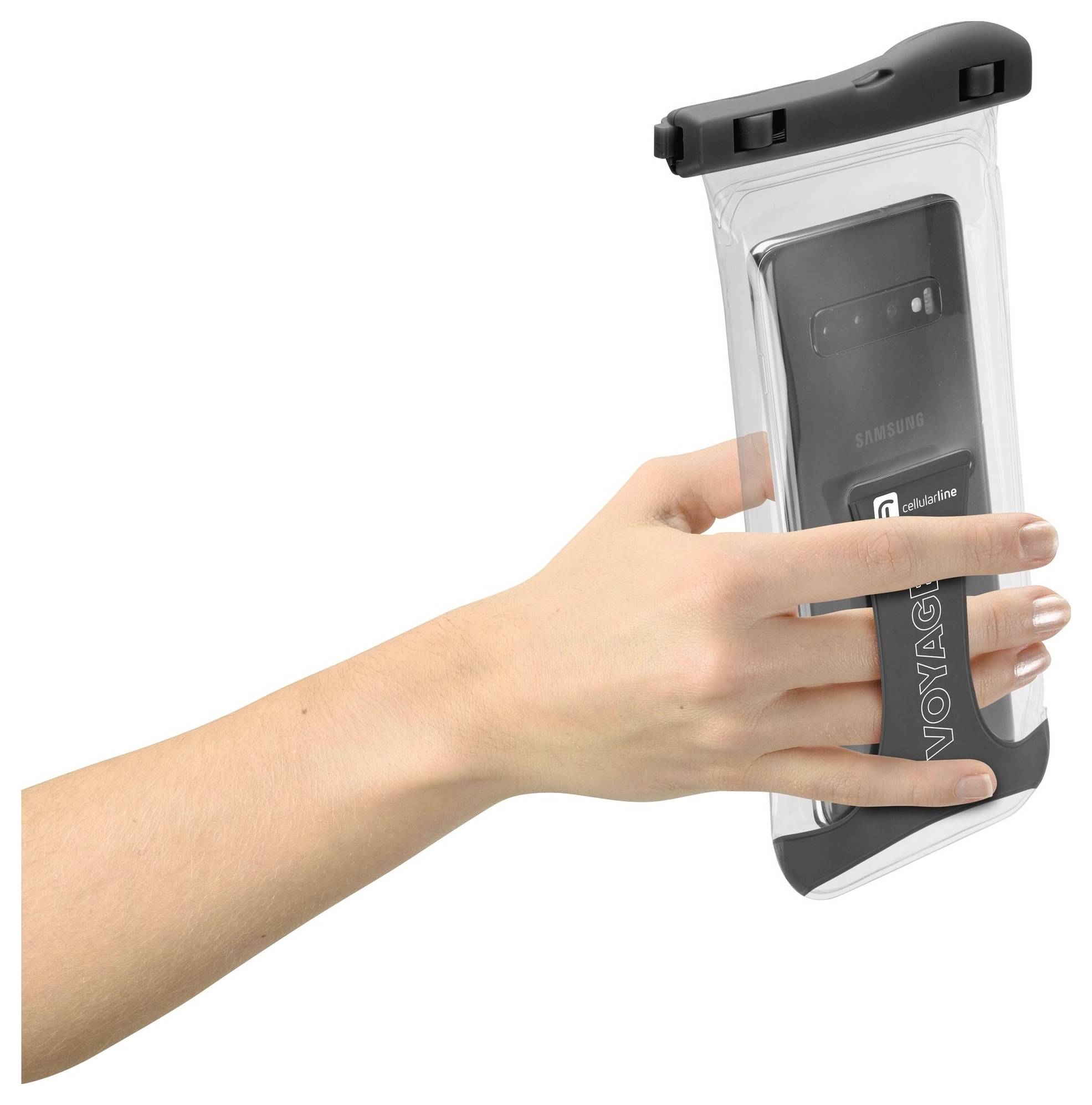 Eine Hand hält einen transparenten, wasserdichten Handybeutel mit einem Smartphone im Inneren, auf dessen Seite das Wort "VOYAGE" angezeigt wird.