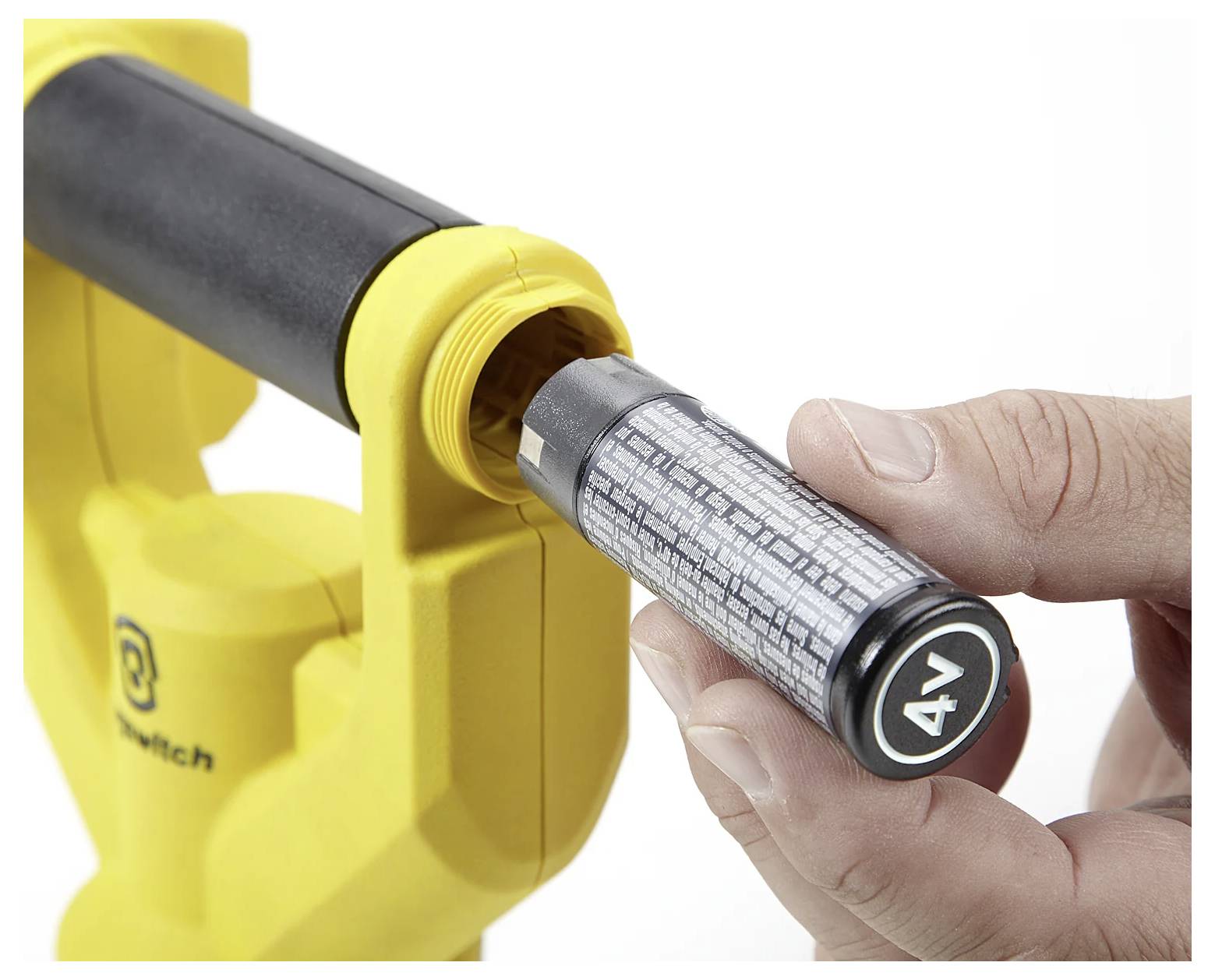 Eine 4V-Batterie wird in ein gelb-schwarzes Werkzeug eingesetzt, Nahaufnahme der Hände beim Handhaben der Batterie, Fokus auf Ausrichtung und Passgenauigkeit.
