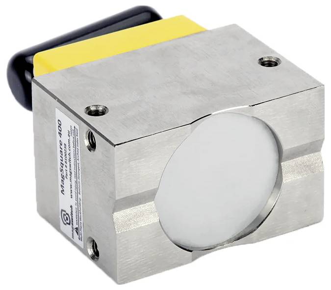 Ein rechteckiger metallischer Block mit einer kreisförmigen Vertiefung an einer Seite, versehen mit einer Beschriftung "MaxSquare 400" und einem schwarzen Griff.