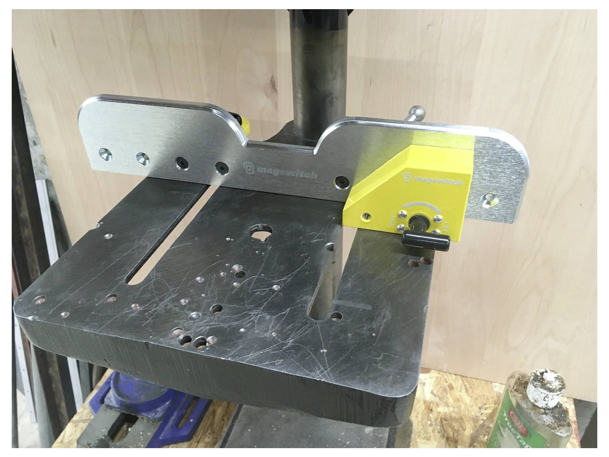 Ein Metallbohrtishtisch ist mit einer magnetischen Führungsschiene ausgestattet, die eine präzise Ausrichtung für Holz- oder Metallbearbeitungsaufgaben ermöglicht.