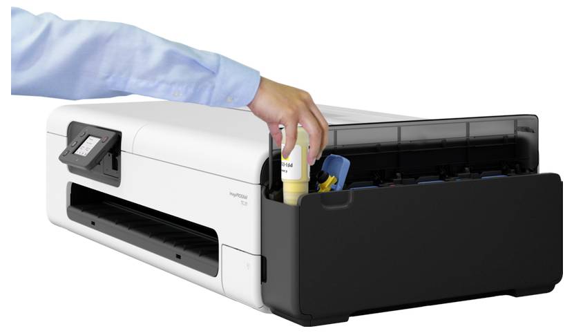 Eine Person füllt einen Drucker mit gelber Tinte aus einer Flasche nach und demonstriert dabei die Wartung des Druckers. Der Drucker ist weiß und schwarz und verfügt über ein digitales Display.