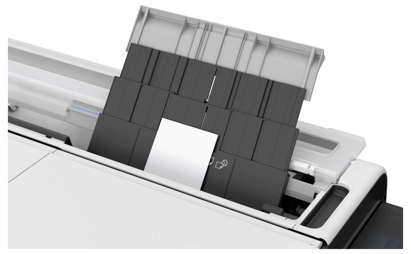 Ein Druckerpapierablage mit einem teilweise eingelegten einzelnen Blatt Papier, vor einem weißen Hintergrund.