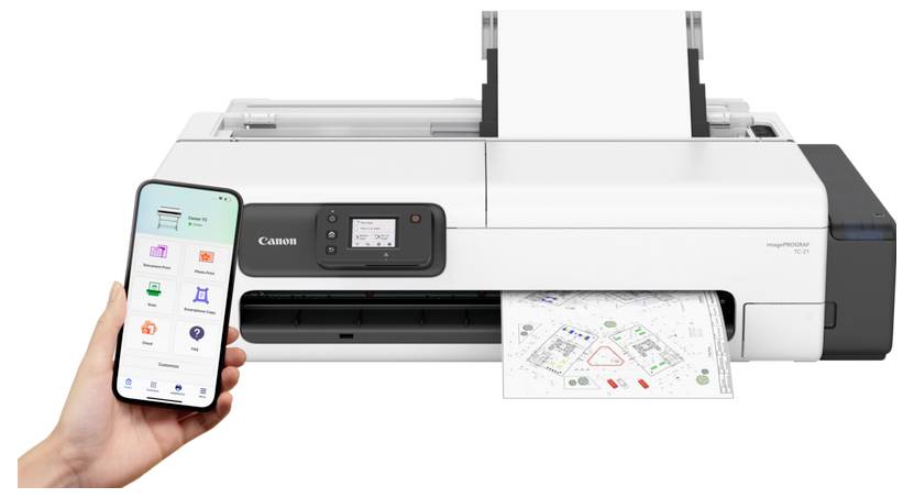Eine Hand hält ein Smartphone mit Druckoptionen neben einem Canon-Drucker, der ein farbiges Dokument ausdruckt.