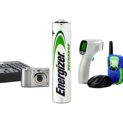 Eine wiederaufladbare Batterie von Energizer steht im Vordergrund, daneben eine Kamera, ein Infrarotthermometer, eine Maus und ein Walkie-Talkie.