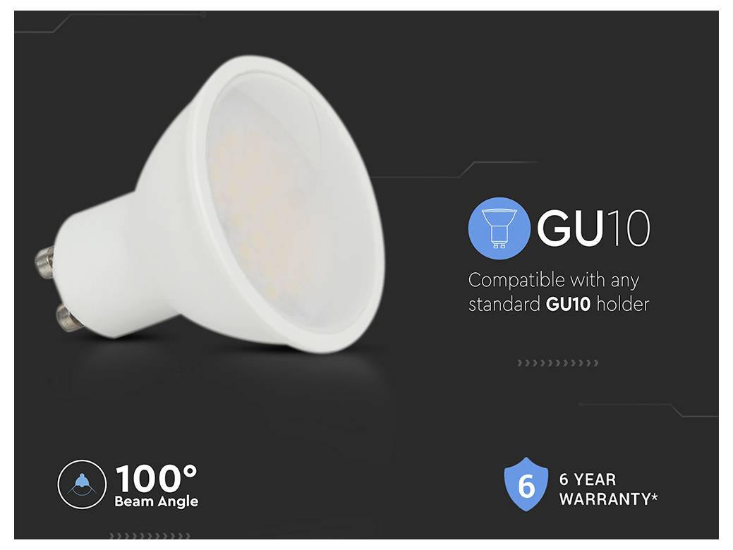 Eine weiße GU10 LED-Lampe auf dunklem Hintergrund, gekennzeichnet mit 'Kompatibel mit jedem standard GU10-Sockel.' Eigenschaften: 100° Abstrahlwinkel und 6-Jahre-Garantie.