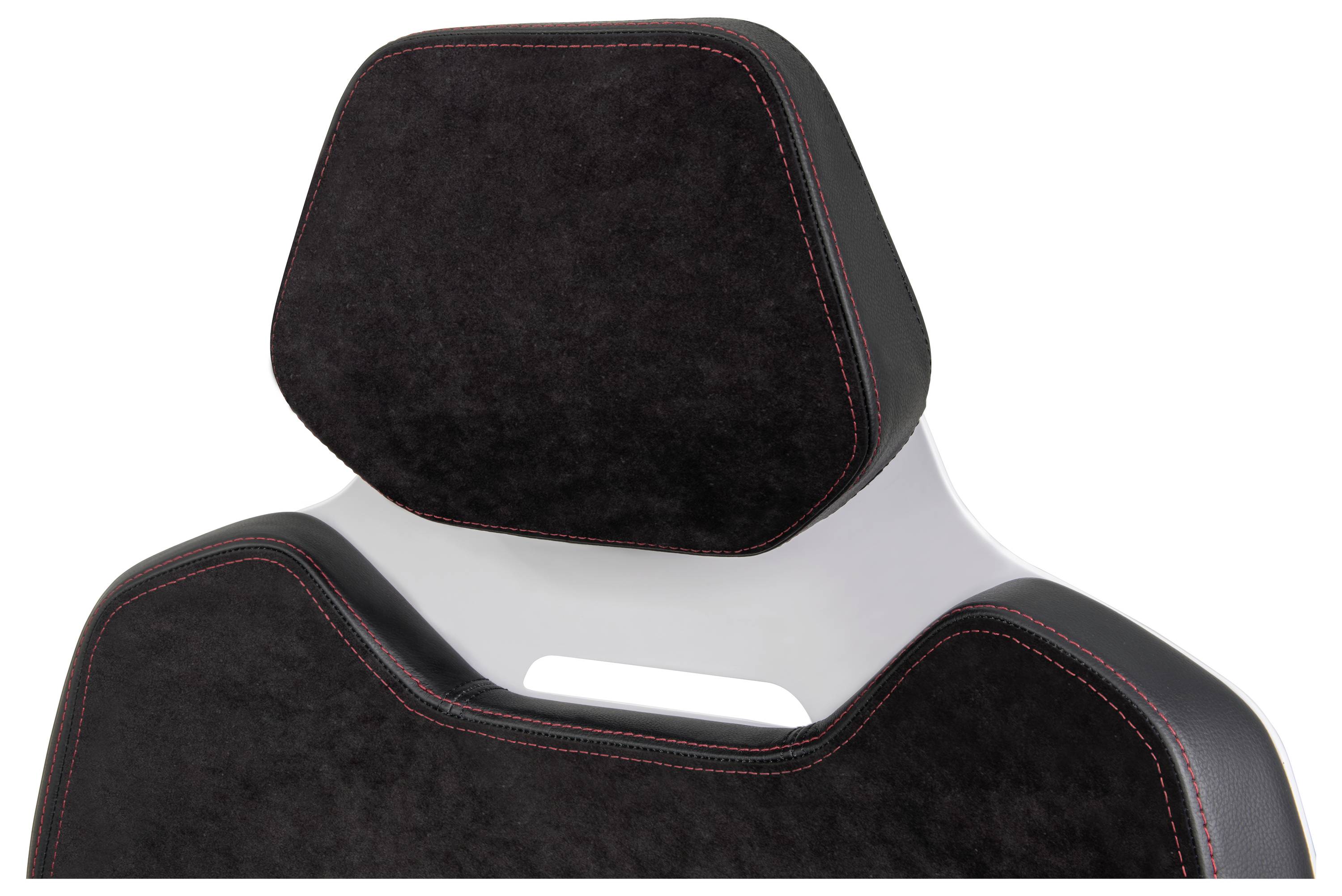Eine Kopfstütze für einen Autositz mit schwarzem Polster und roter Naht, die ein modernes, eckiges Design und eine markante rechteckige Durchgangsöffnung aufweist.