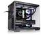 Ein High-Performance-Gaming-PC mit RGB-Beleuchtung, der eine große Grafikkarte mit der Aufschrift "GeForce RTX" und ein Flüssigkühlsystem zeigt.