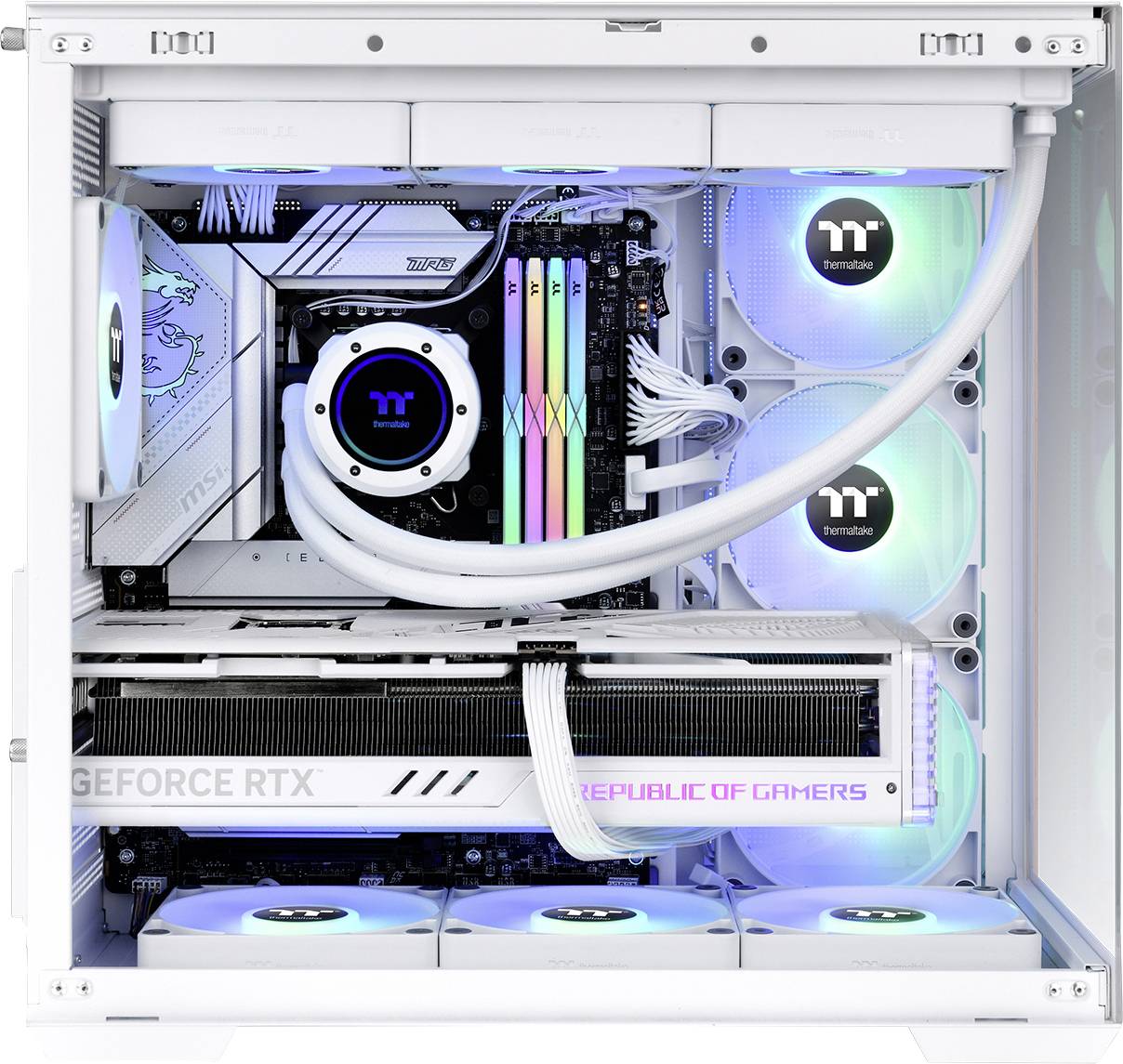 Ein weißer Gaming-PC mit sichtbaren Komponenten, einschließlich RGB-beleuchteter Lüfter, RAM und einer 'GeForce RTX' Grafikkarte.