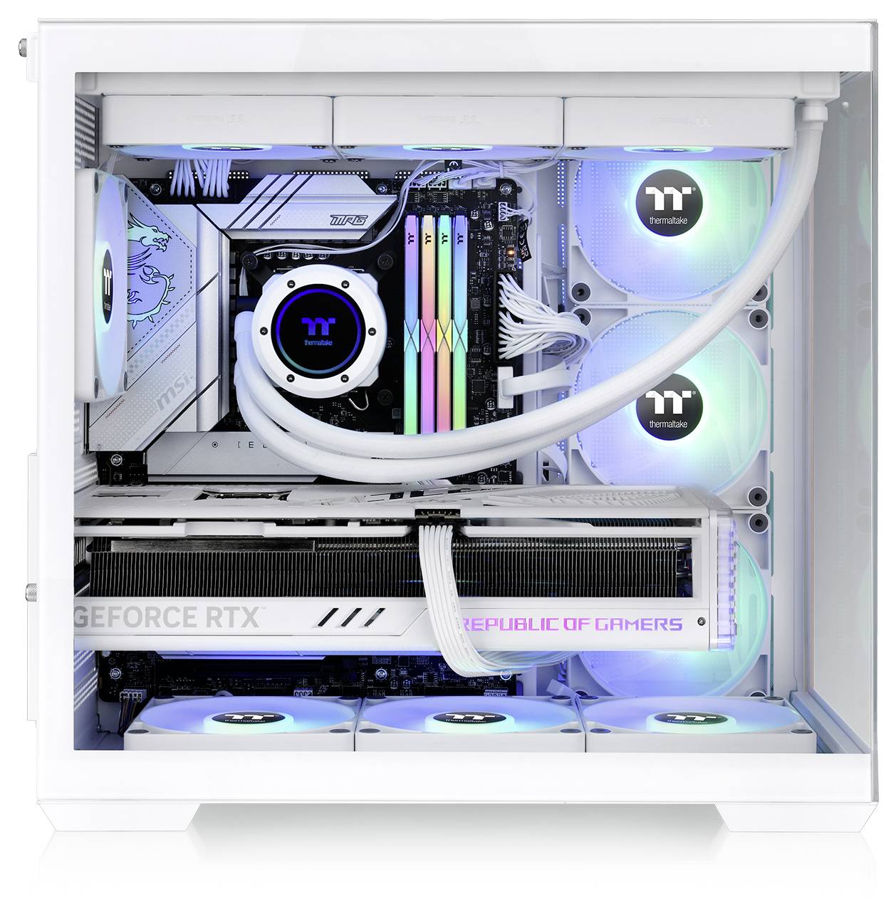 Ein weißer Gaming-PC mit Seitenglasfenster, das beleuchtete RGB-Komponenten im Inneren zeigt, einschließlich Lüfter, RAM-Riegel und einer Grafikkarte mit der Bezeichnung „GeForce RTX".