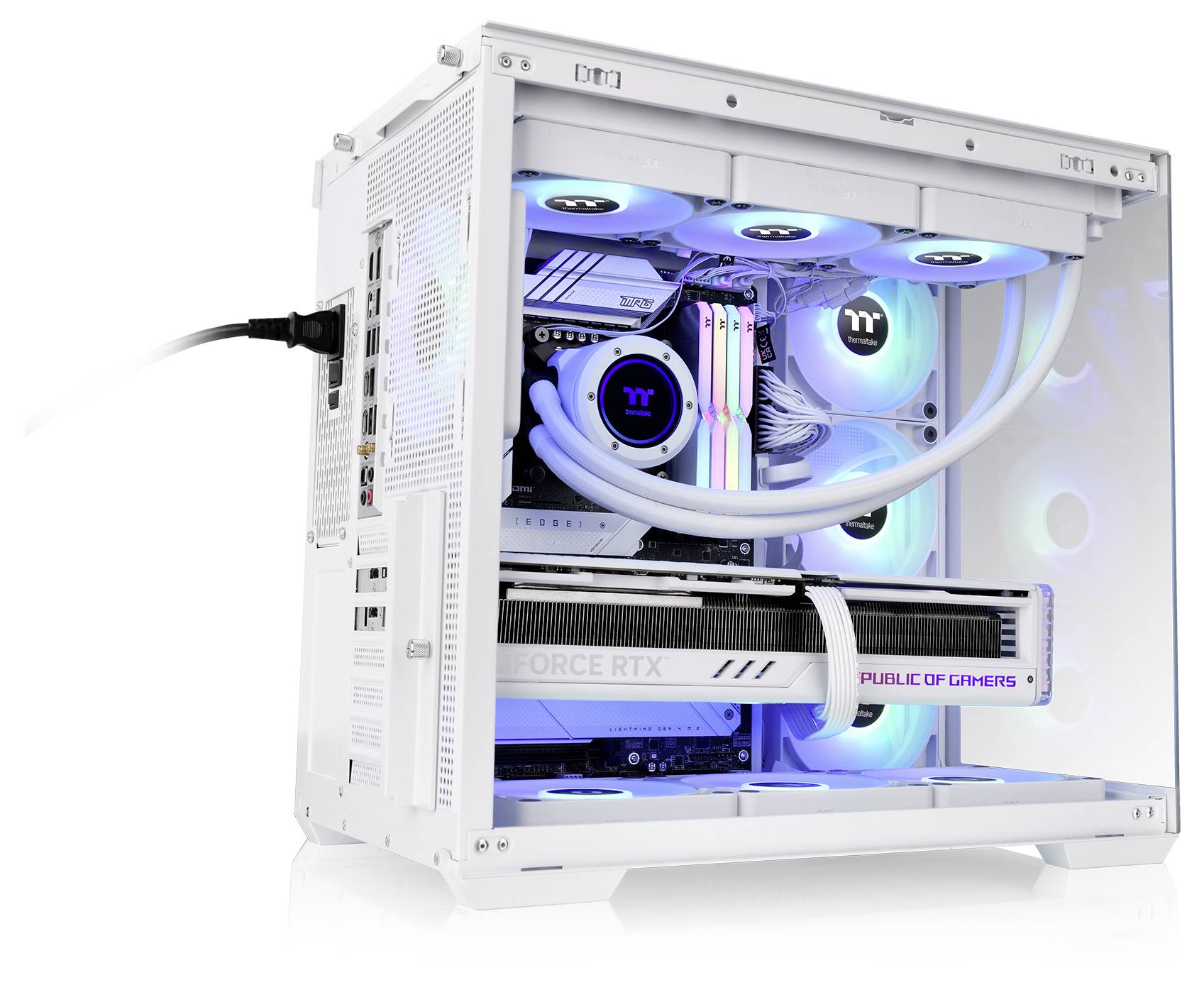 Ein weißer Gaming-Computer mit LED-beleuchteten Lüftern und Schläuchen, mit einer auffälligen Grafikkarte, die mit "PUBLIC OF GAMERS" beschriftet ist.