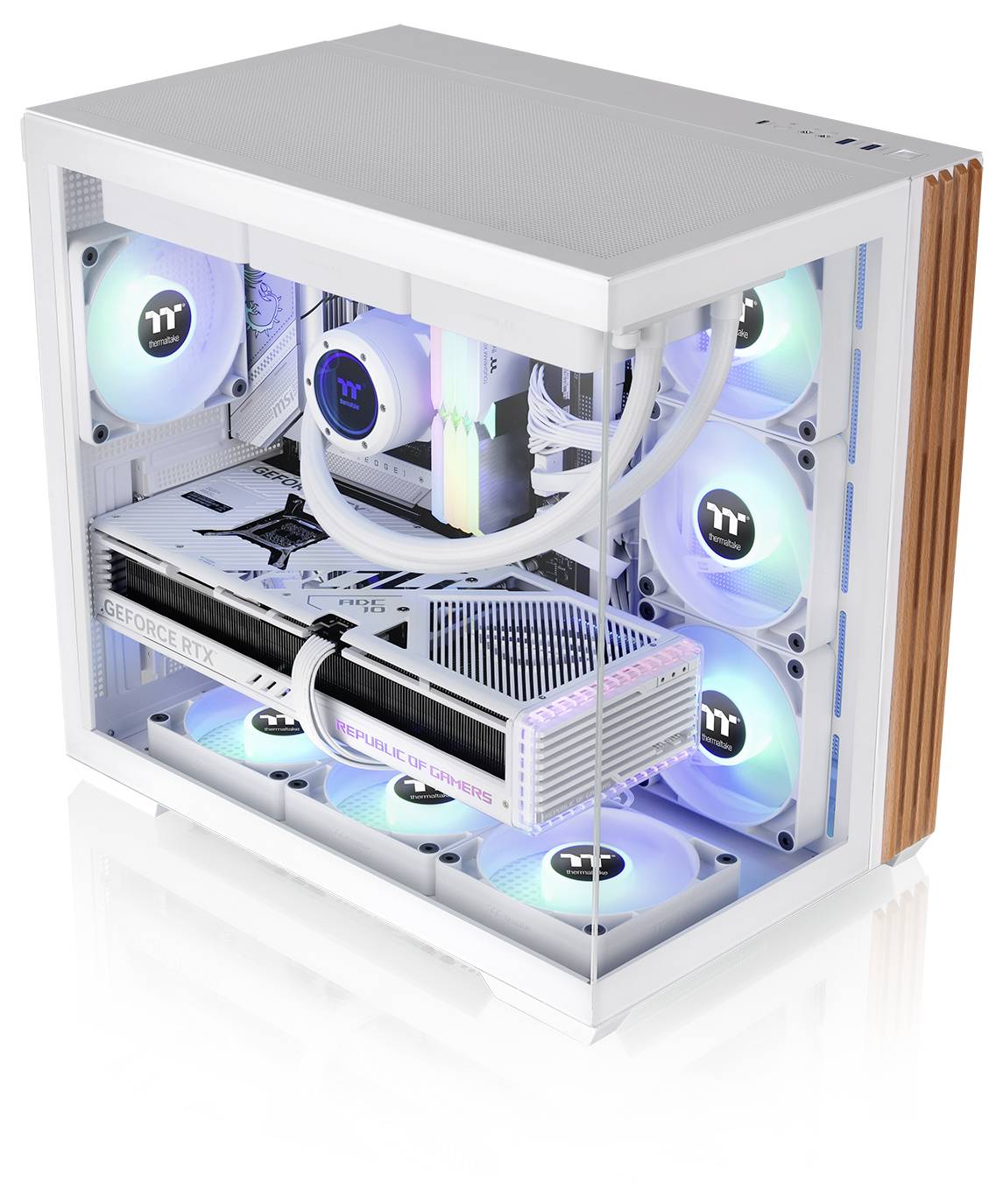Ein weißer Gaming-PC mit transparentem Seitenpanel, RGB-beleuchteten Lüftern, Wasserkühlung und einer sichtbaren Grafikkarte mit der Bezeichnung "GeForce RTX".