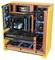 Ein maßgefertigter Gaming-PC mit einem leuchtend gelben Gehäuse, sichtbaren Kühlventilatoren, einem Wasserkühlung-System und einer auffälligen 'GEFORCE RTX' Grafikkarte.