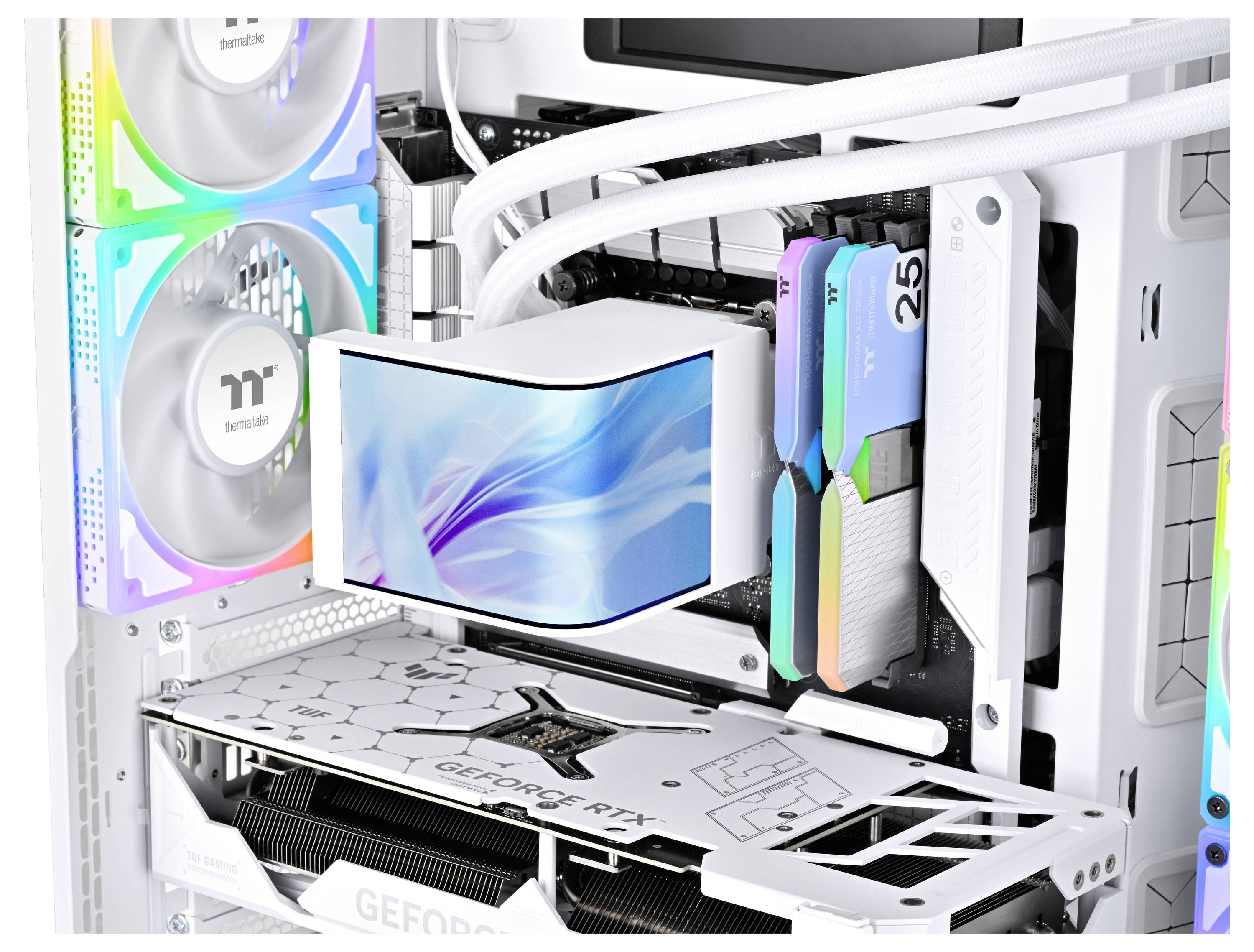 Eine Nahaufnahme eines maßgefertigten Computers, die bunte Kühlventilatoren, eine elegante Grafikkarte und ein professionelles Kabelmanagement in einem weißen Gehäuse zeigt.