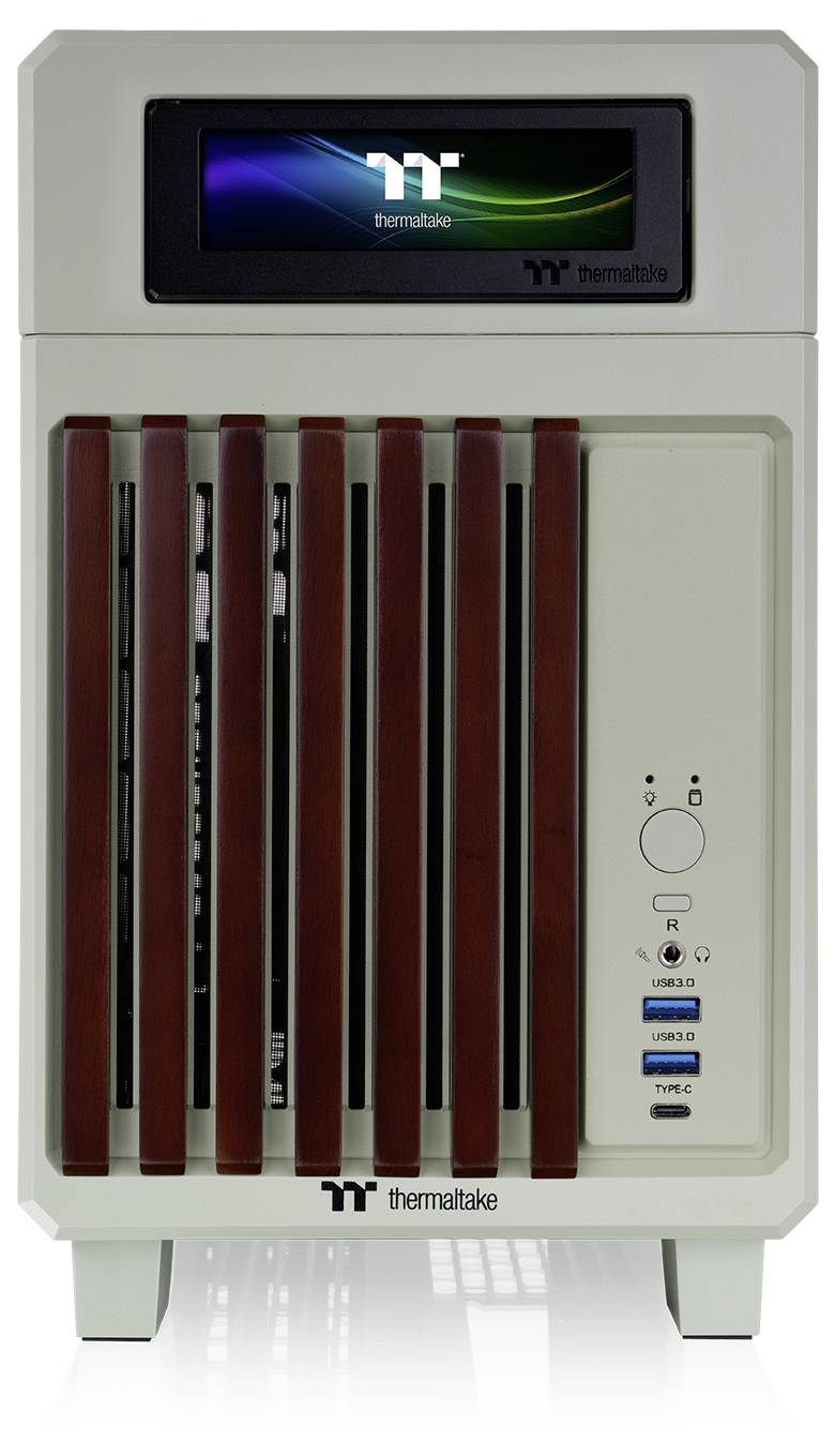 Ein kompakter Thermaltake Desktop-Computerturm mit USB-Anschlüssen an der Frontplatte, Einschalttaste und einem Display auf der Oberseite, das das Thermaltake-Logo zeigt.