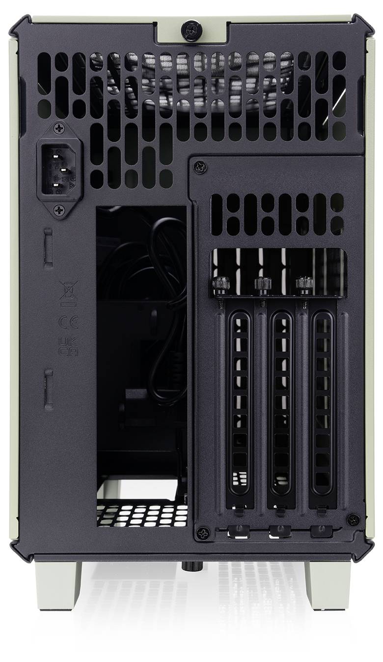 Rückansicht eines Computergehäuses mit Blick auf die Netzteilbuchse, Lüftungsschlitze und vier Erweiterungssteckplätze.