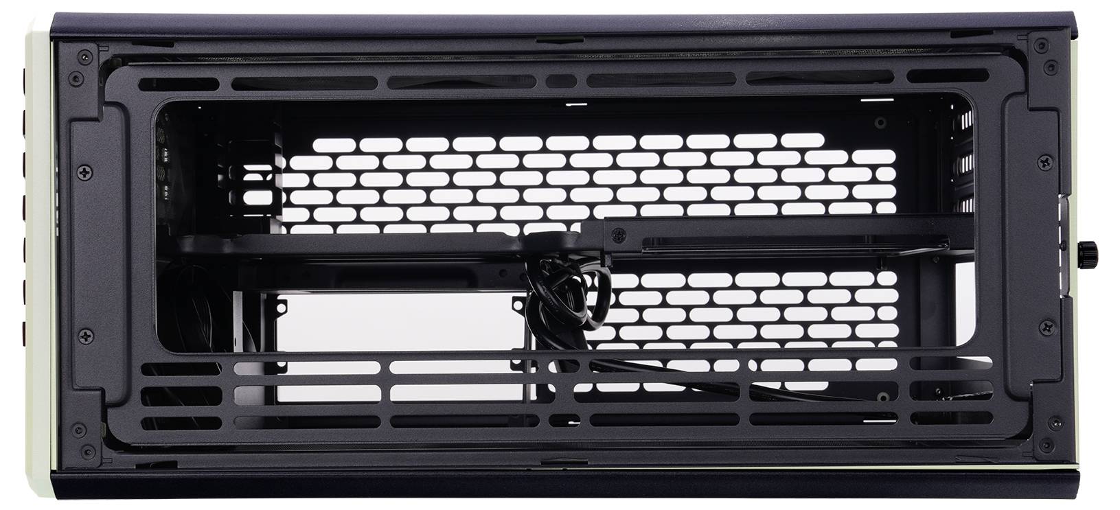 Ein offenes Computergehäuse, von der Seite betrachtet, mit einem Metallgitterdesign und Innenrahmen, jedoch ohne installierte Komponenten.