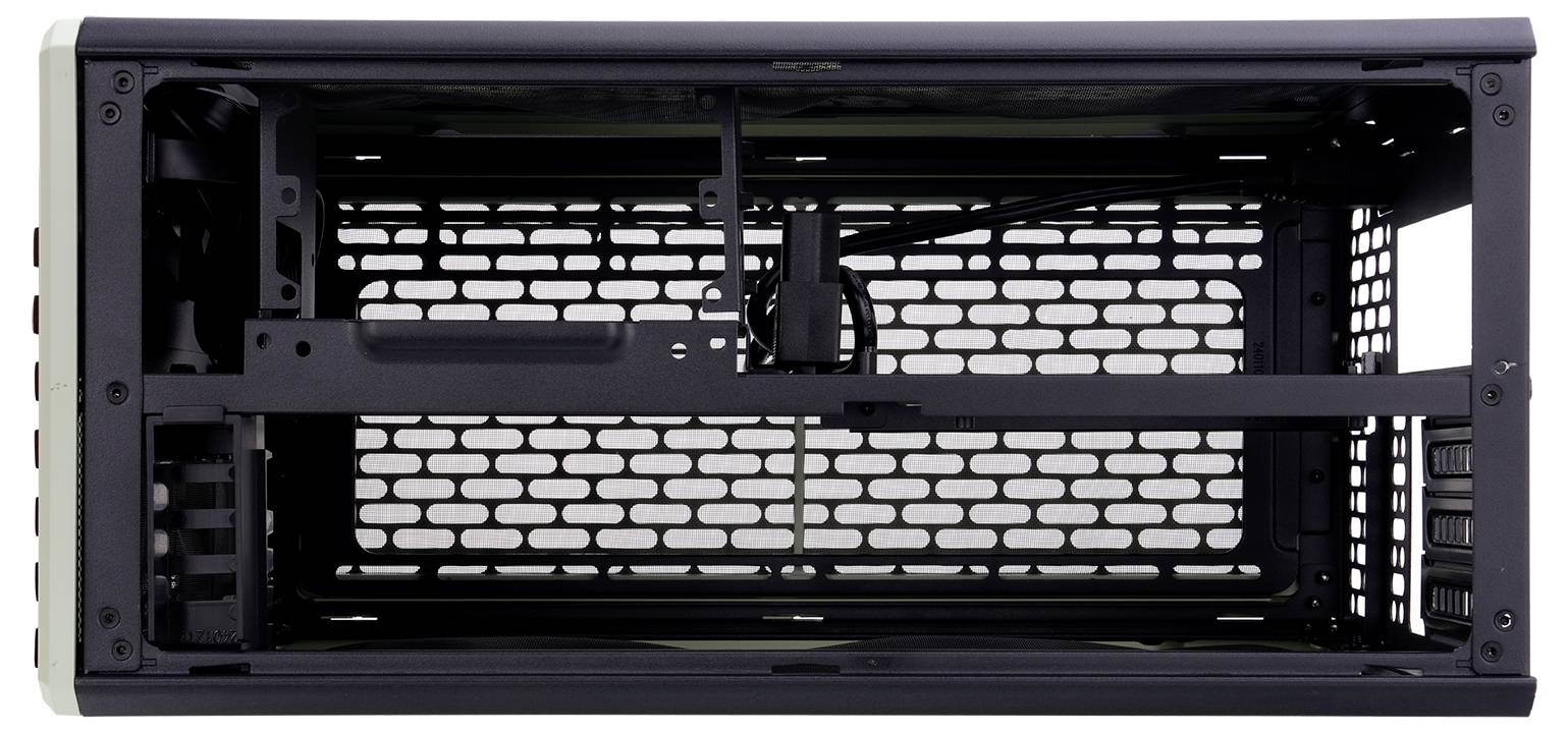 Das Bild zeigt das Innere eines leeren schwarzen Computergehäuses mit Netzdesign, mehreren Schlitzen und ohne installierte Hardwarekomponenten.