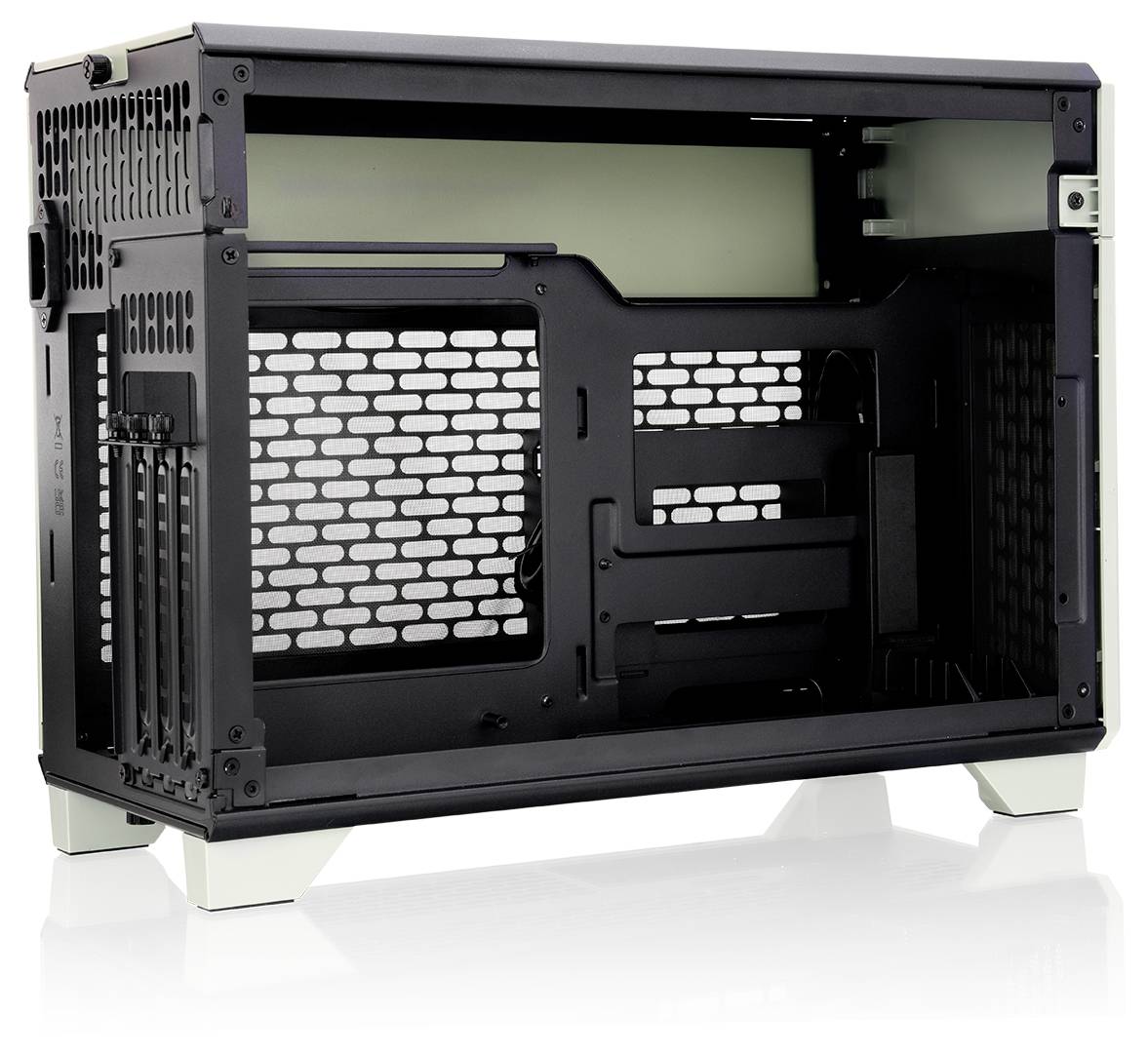 Ein schwarzes Computergehäuse mit Metallgitter und offenem Innendesign, das mehrere Steckplätze für Komponenten zeigt, positioniert auf einer reflektierenden Oberfläche.