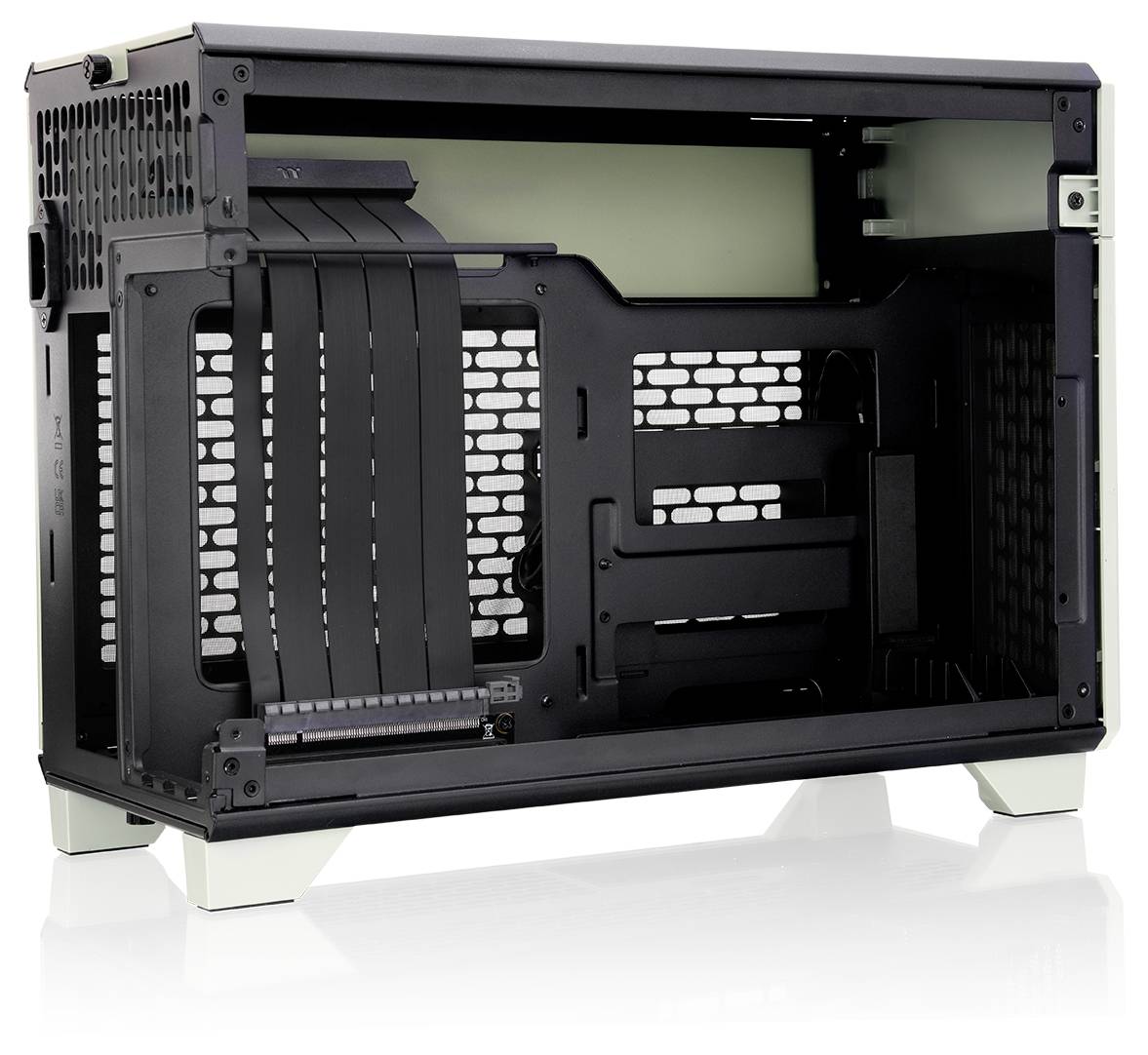 Ein kompaktes Computergehäuse mit minimalistischem Design, das einen offenen Innenraum mit verschiedenen Schlitzen und Panels zur Komponenteninstallation präsentiert.